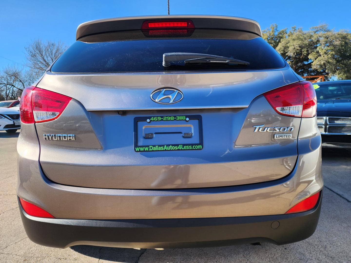 2012 GRAY Hyundai Tucson Limited (KM8JU3AC4CU) with an 2.4L L4 DOHC 16V engine, 6-Speed Automatic transmission, located at 2660 S.Garland Avenue, Garland, TX, 75041, (469) 298-3118, 32.885551, -96.655602 - Welcome to DallasAutos4Less, one of the Premier BUY HERE PAY HERE Dealers in the North Dallas Area. We specialize in financing to people with NO CREDIT or BAD CREDIT. We need proof of income, proof of residence, and a ID. Come buy your new car from us today!! This is a Very clean 2012 HYUNDAI TUC - Photo#4